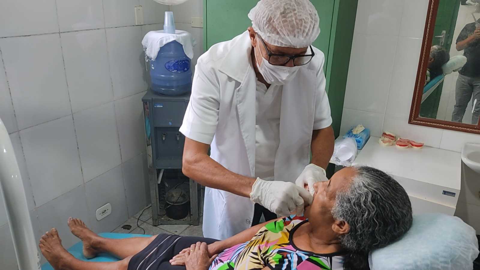 Camacã: Programa Sorria Camacã fornece gratuitamente mais de 50 próteses dentárias mensalmente para a população